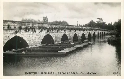 Clopton Bridge, Stratford-on-Avon — vista do ponte e das pirogas — série 31.A