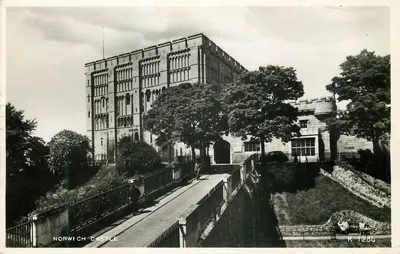 Norwich Castle — vista do castelo com ponte — Valentine's Ltd. Dundee & London, n° K 1284