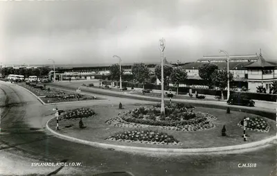 Esplanada, Ryde, I.O.W. — visão panorâmica com rotunda e veículos — C.M.5518