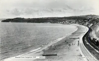 Dawlish z Langstone Cliff — widok plaży i pociągu — Chapman and Son, Dawlish, nr CD524718