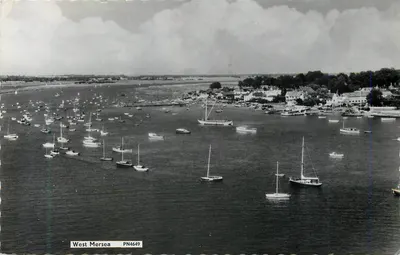 West Mersea — vista aérea do porto com muitos barcos a vela — F.W. Pawsey & Sons, PN4649