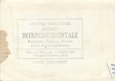 Casal em traje de casamento — Paris, agência Intercontinentale — número de série não visível — Verso