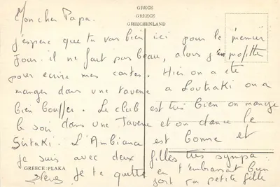Plaka — schodowa ulica z samochodem i górami na tle — wydawca nieznany — Rewers