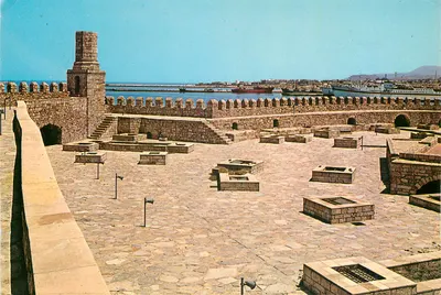Héráclion — O porto e a torre de Koules — Editor M. Michailidis