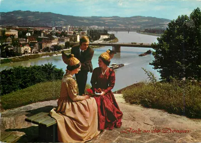 Linz an der Donau — vista panorâmica com casal e mulher em traje histórico — editor Alpina, n° C 1713