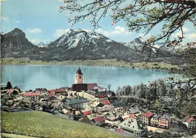 Lago Wolfgangsee — aldeia à beira do lago e montanhas nevadas — editor não visível