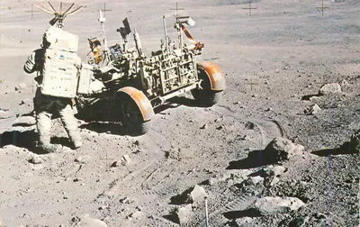 Astronauta Charles M. Duke Jr. — obok pojazdu Lunar Roving Vehicle na Stone Mountain — NASA