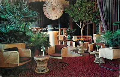 O lobby do Denver Hilton — decoração de vime e vegetação — editor Plastichrome