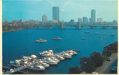 Céu de Boston, ponte Longfellow, olhando para o rio Charles a partir de Cambridge, Massachusetts — Publicado por Bromley & Company, Inc.