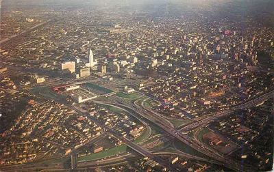 Sistema de Freeway de Los Angeles — Downtown Los Angeles, Califórnia — American Airlines Photo — Color by Bob Davis