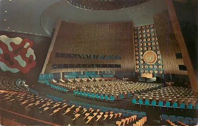Sala da Assembléia Geral das Nações Unidas — Nova Iorque — editada por Manhatten Post Card Pub. Co., N.Y.C.