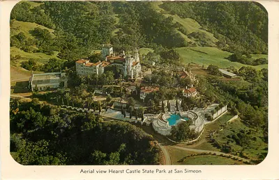 Um basculamento típico de iate da Califórnia — Vista aérea do Hearst Castle State Park em San Simeon — Verso