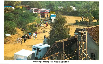 Observando a filmagem em um conjunto de rua western — The Phantom and His Visiting Friends