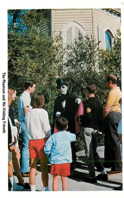 Observando a filmagem em um conjunto de rua western — The Phantom and His Visiting Friends — Verso