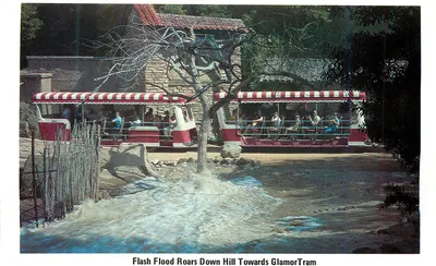 Enchente Flash Roa Down Hill Towards GlamorTram — atração no Disneyland — editor não visível