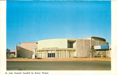 Hospital São Judas — edifício moderno com estátua — fundado por Danny Thomas
