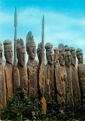 Tumbas de madeira esculpidas — Província de Gemu Gofa — Foto de Kadlecsovics, Produzido pela Ethiopian Tourist Organisation
