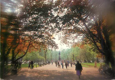 Parque de Verão em Helsinque — estátua no centro — Foto Ulla Finniä Kuulokuva Oy