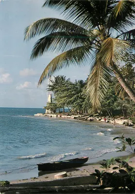 Paisagens do Gabão — O farol e a praia do Cabo Esterias — foto J. TROLEZ, edição TROPICOLOR