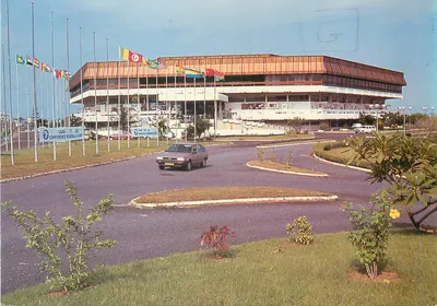 Palácio das Conferências Internacionais — Libreville (Gabão) — J. Trolez