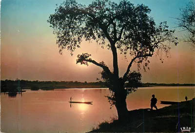 Pirogue ao pôr do sol — Gabon — Edições HOA-GUI, n° 4051