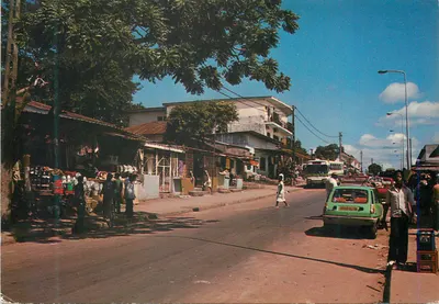 Libreville (Gabão) — Rua do bairro de Mont-Bouet — Desenvolvimentos de cores TROPIC PHOTO