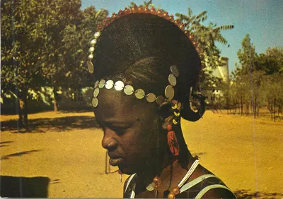 Mulher usando adereços — África — editor PERRON, Sarreguemines, n°20509