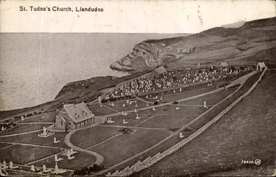 Igreja de St. Tudno's, Llandudno — vista aérea do cemitério e da igreja — editor AL, n° 74459