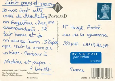 Chichester — vista da catedral, do jardim do Bishop's Palace e de uma rua — editor Postcard — Verso