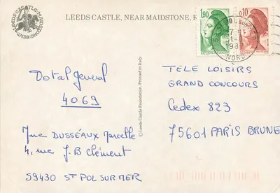 Leeds Castle, bij Maidstone, Kent — uitzicht op het kasteel met tuin en fontein — Leeds Castle Foundation, serie-nummer niet zichtbaar — Achterkant