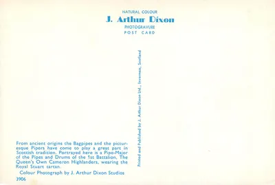 Piper em traje de Pipe-Major — 1º Batalhão dos Highlanders da Rainha — J. Arthur Dixon, Editor, n° 3906 — Verso