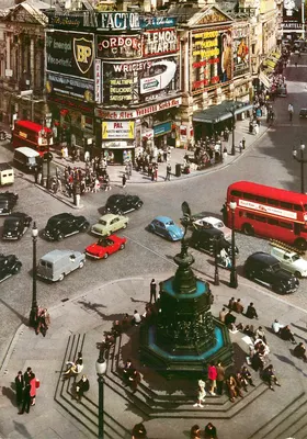 Piccadilly Circus — Londres — Publicado por John Hinde Limited