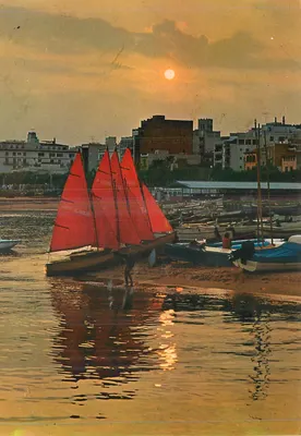 Embarcações com velas vermelhas — pôr do sol — Costa Brava n° 729