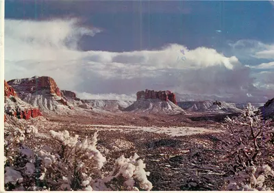 Neve cobre o Canyon Oak Creek, Arizona — Rocha da Corte e Rocha Bell à distância — Pelleys Studios, n°330130