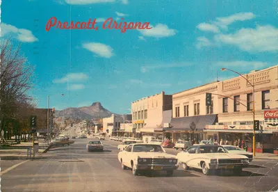 Prescott, Arizona — vue de la rue Gurley avec le mont Thumb Butte en arrière-plan — éditeur Petley Studios, n° PR-24-C