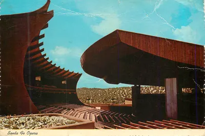 Santa Fe Opera — scène extérieure avec gradins et toit en bois — éditeur C. O. DISTRIBUTED BY SOUTHWESTERN CARD CO.
