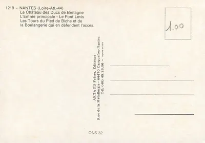Nantes - O Castelo dos Duques da Bretanha — A entrada principal, o ponte levadoura e as torres do pé de biche — editor ARTAUD Frères — Verso