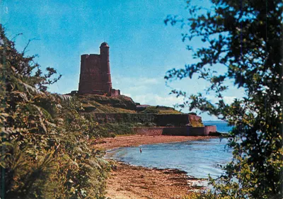 Saint Vaast la Hougue — O Forte da Hougue (século XVII) fortificado por Vauban 'A Porta das Damas' — AR. AUDIÈRES Editores