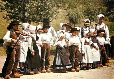 Os «Petits Buffadours» de Saint-Pantaléon de Larche — Grupo de ménétriers — Impressão PIERRON Sarreguemines