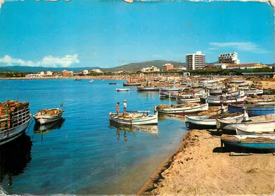 Praia de Palamos (Costa Brava) — vista do porto com barcos — editor 2.019