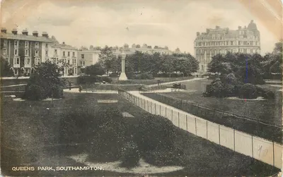 Queens Park, Southampton — vista do parque com monumento central — F.G. O. Stuart, Southampton