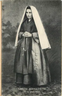 Santa Bernadette — representação em vestido e véu branco — edição A. A. Reprodr. interdita