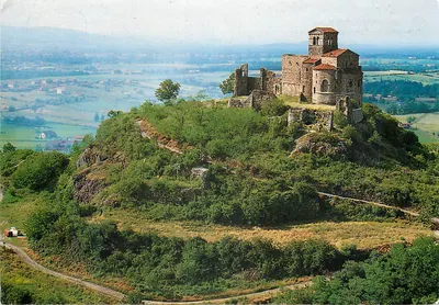Igreja da abadia de Saint-Romain-le-Puy — séculos 10º e 11º — Foto F. Beyssac - St-Bonnet-le-Château