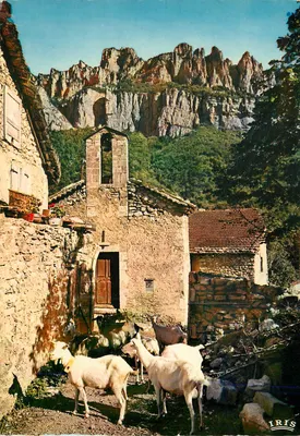 As Cabras do Sr. SEGUIN — Vista de aldeia com igreja e montanhas — Editor IRIS