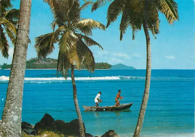 Praia tropical com pescadores em barco — BESANÇON, França