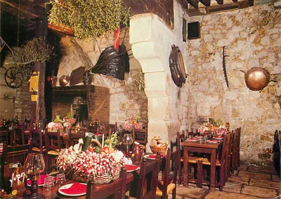 Interior de um restaurante rústico — paredes de pedra, lareira e decoração tradicional — Éditions d'art YVON, n°84