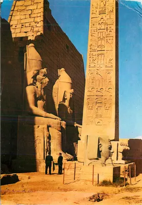 Bilhete postal moderno Templo de Luxor, grande pilar e obelisco
