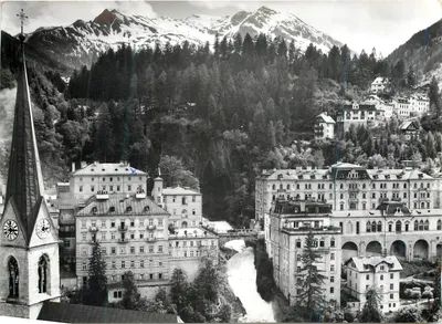 Badeschloß Gastein — Áustria — vista do hotel em cima à esquerda