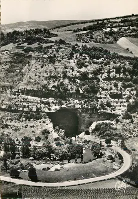 Vista aérea do MAS D'AZIL (Ariège) — Entrada da caverna, lado St-Girons — Éd. M. CELY - TOULOUSE