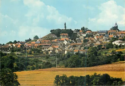 Châtillon-sur-Marne — vista panorâmica com estátua colossal do papa Urbano II — Éditions Blois